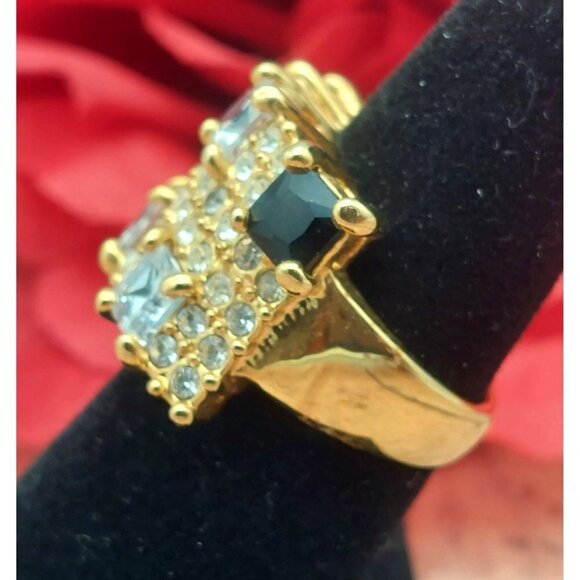 NWOT Gold Tone Crystal Covered Cocktail Fashion Ring Size 6.5 - Picture 7 of 8